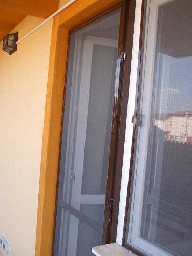 Plasa economica pentru usa